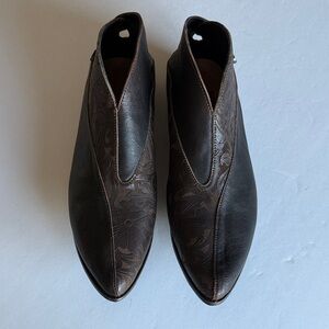 Cydwoq Hood booties women’s 38 embossed brown leather worn once